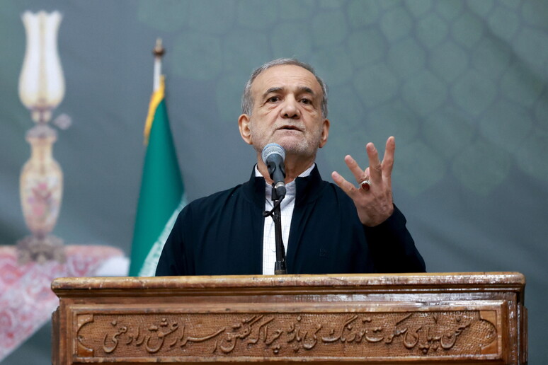 Le condizioni (di oggi) dell’Iran agli Usa per la riapertura di Hormuz. Pezeshkian ottimista