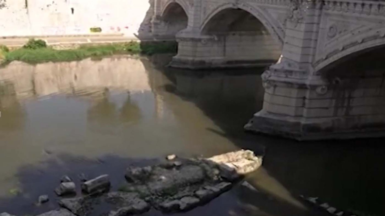 La magra del Tevere fa riaffiorare il ponte di Nerone