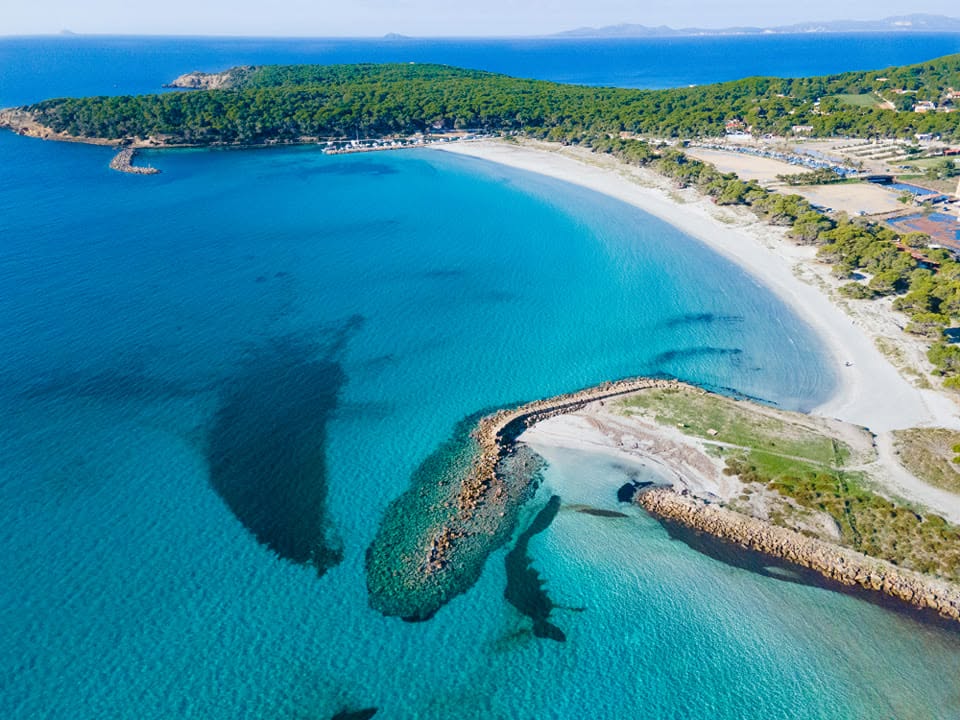 Sardegna, barchino di migranti arriva tra i bagnanti a Porto Pino