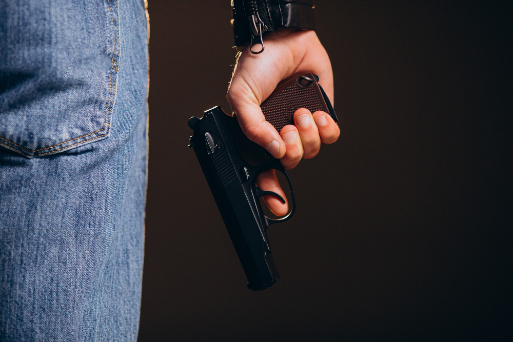 Tre morti in un appartamento a Roma: indagini sui colpi di pistola