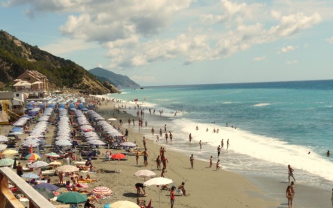 Controlli nelle spiagge italiane contro i “furbetti dell’ombrellone”