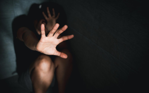 Donna segregata e picchiata, arrestato il compagno nel Napoletano