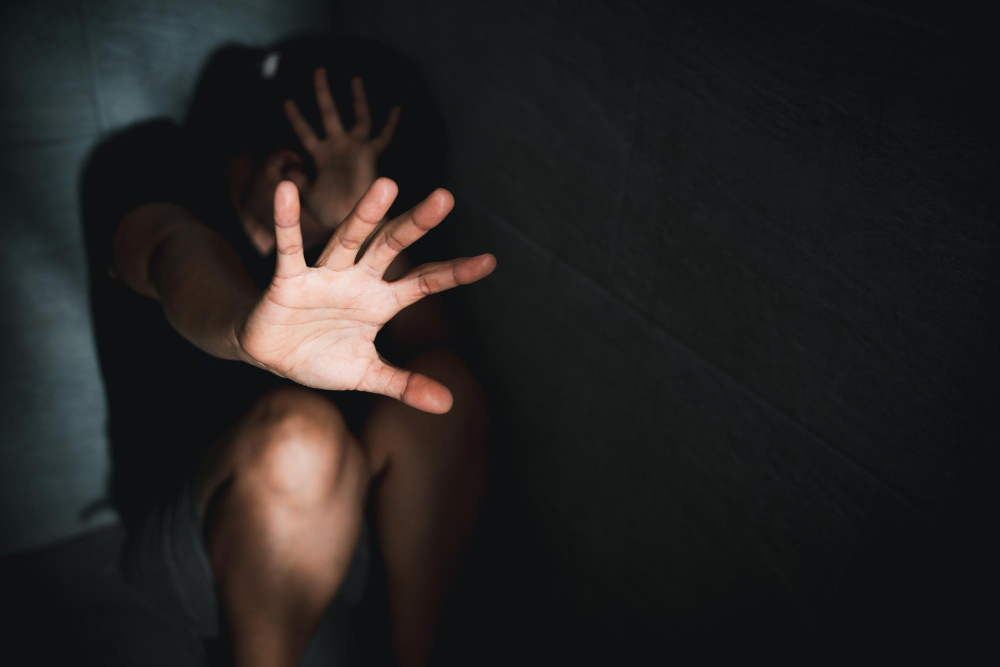 Donna segregata e picchiata, arrestato il compagno nel Napoletano