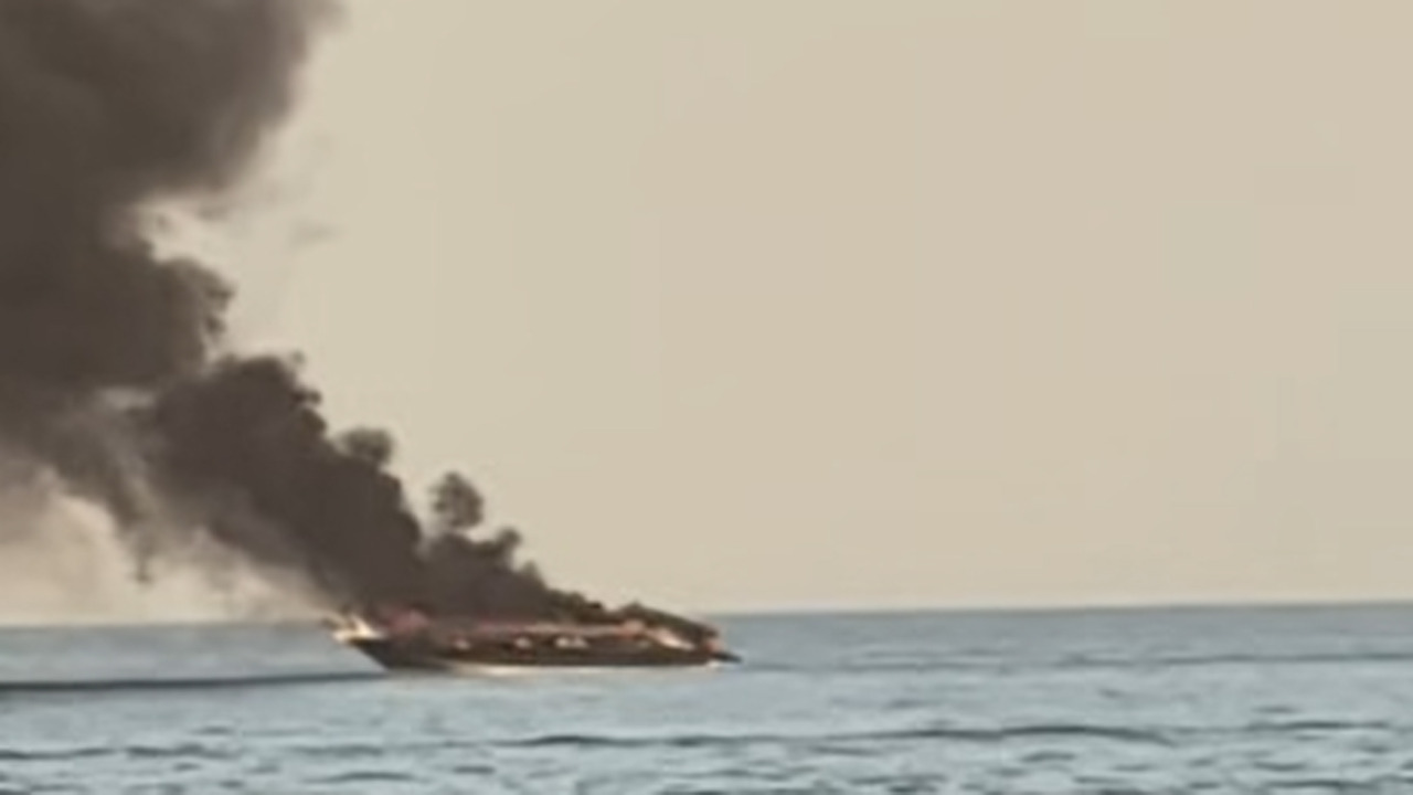 Incendio a Jesolo, in fiamme uno yacht di 20 metri