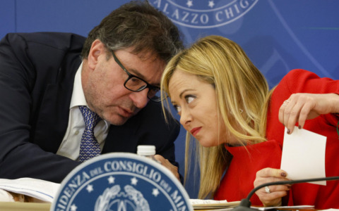 Manovra, 5 miliardi da banche e assicurazioni (che però protestano). Giorgetti cerca le coperture, scaramucce nella maggioranza