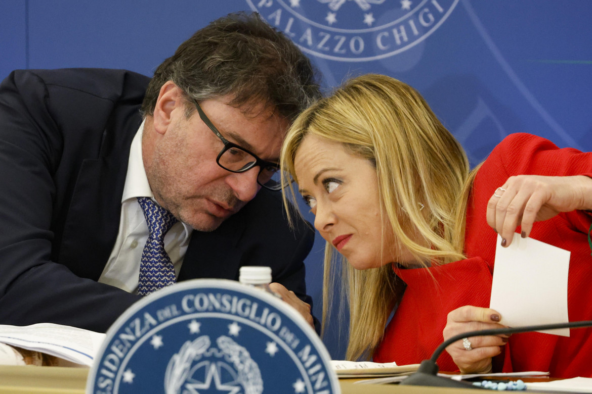Manovra, 5 miliardi da banche e assicurazioni (che però protestano). Giorgetti cerca le coperture, scaramucce nella maggioranza