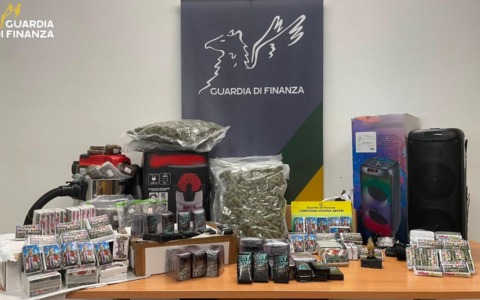 Sequestrati 33 chili di droga nascosti in aspirapolveri e casse