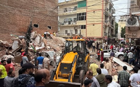 Nuova Delhi, crolla edificio: almeno sei morti
