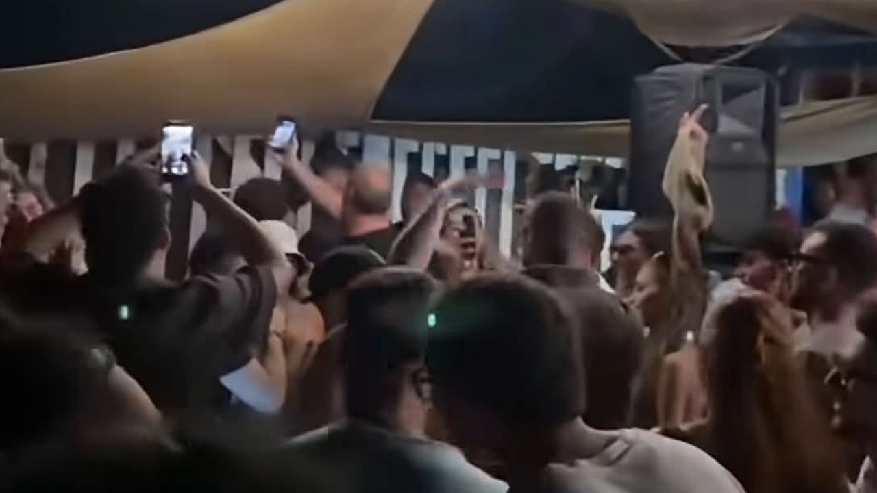 Mazara, bufera sulla serata in discoteca con Faccetta nera