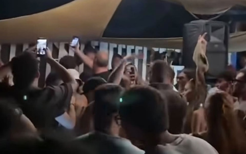 Mazara, bufera sulla serata in discoteca con Faccetta nera