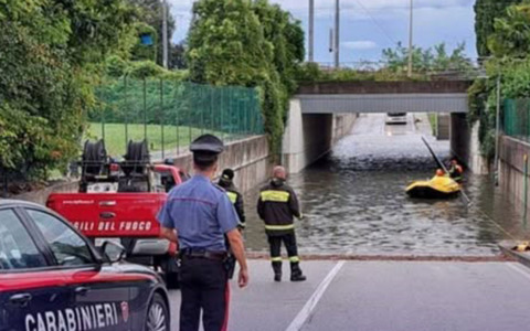 Danni del maltempo in sei regioni italiane: automobilista intrappolata nel sottopasso