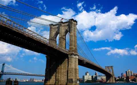 Polizia uccide uomo armato sui cavi del ponte di Brooklyn