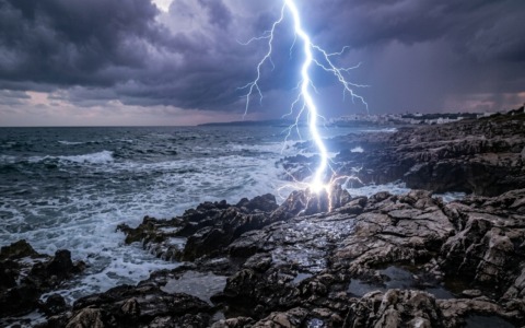 Settantenne muore folgorato da un fulmine sulla costa di Ostuni