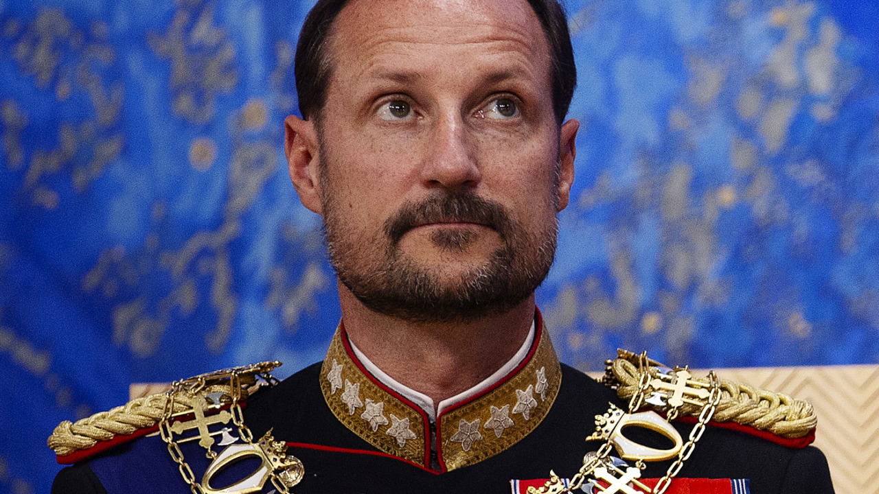 Haakon VIII giura davanti al Parlamento e diventa re di Norvegia
