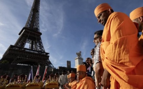 Protesta alla Torre Eiffel dopo la visita indù