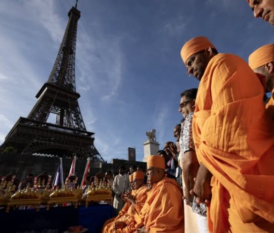 Protesta alla Torre Eiffel dopo la visita indù