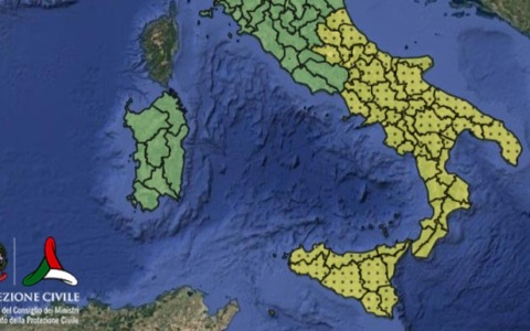 Maltempo al Centro-Sud con allerta gialla in sette regioni: da sabato torna il sole e il caldo estivo