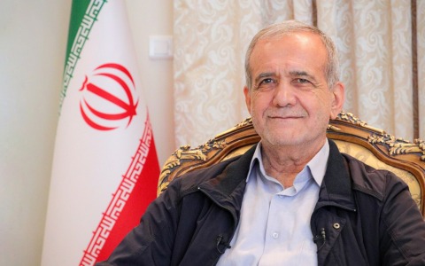 Iran, Trump valuta un incontro con Pezeshkian a New York
