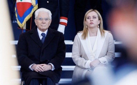 Meloni: “Da ministro, anche Mattarella ha messo un tetto agli stranieri in classe: è buonsenso”