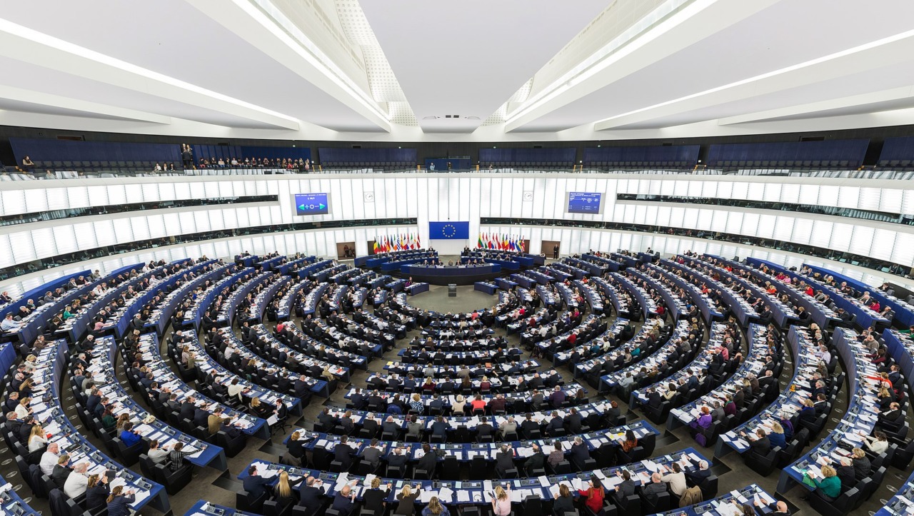 Parlamento Ue approva lo “Scudo Democratico” contro le ingerenze russe