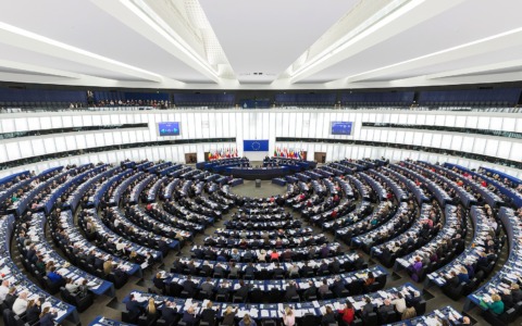 Parlamento Ue approva lo “Scudo Democratico” contro le ingerenze russe
