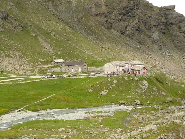 Frana sul Monviso, detriti sul sentiero per Pian del Re