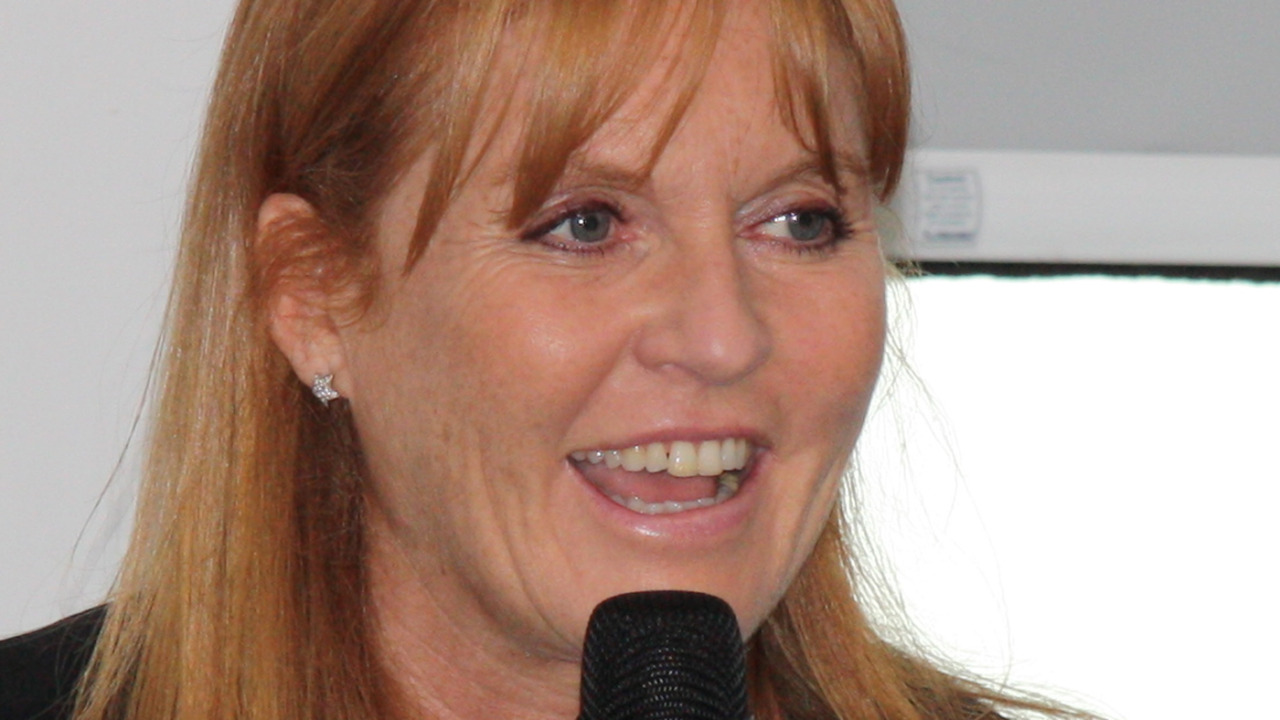 Sarah Ferguson rientra nel Regno Unito tra dubbi e offerte