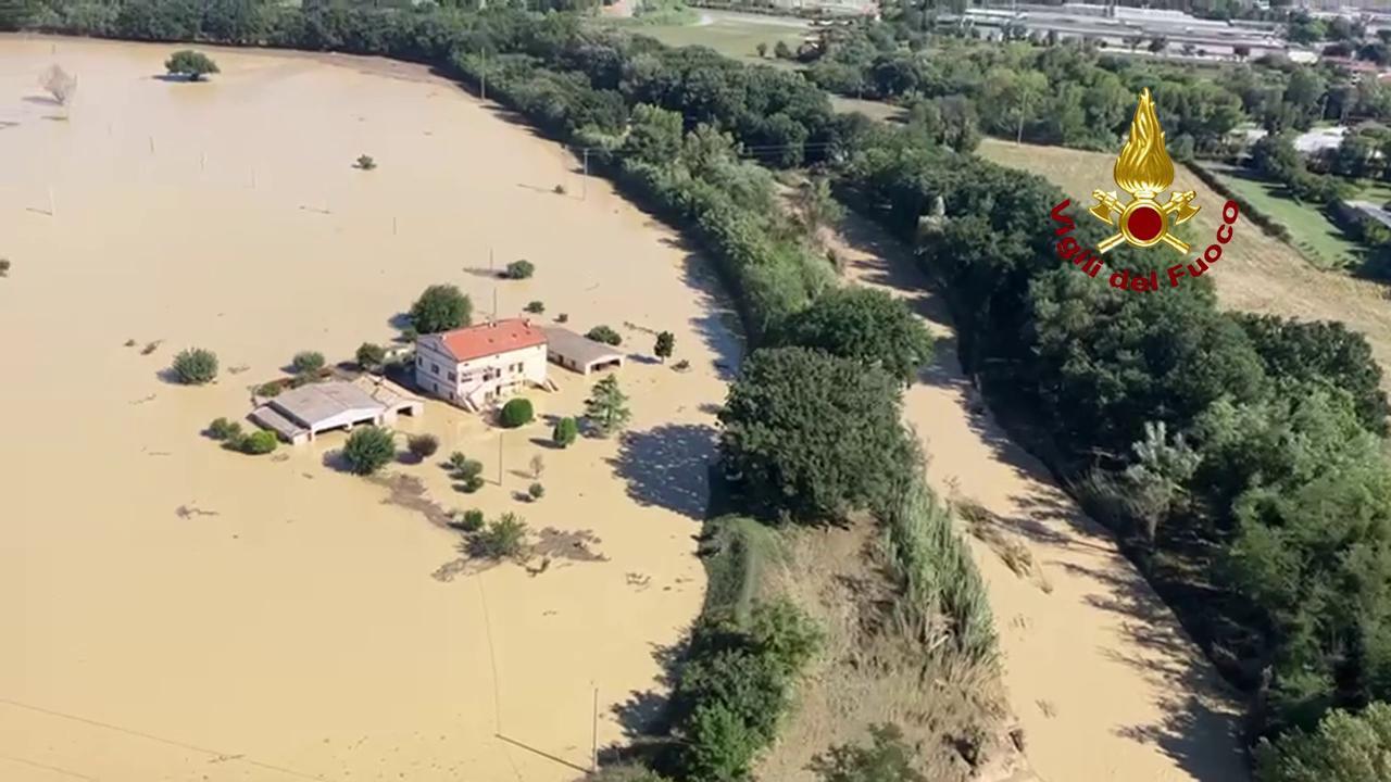 I vigili del fuoco ricordano l’alluvione nelle Marche