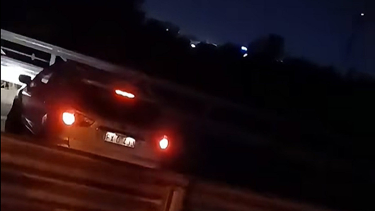 Camionista ferma un’auto contromano sull’asse mediano di Napoli