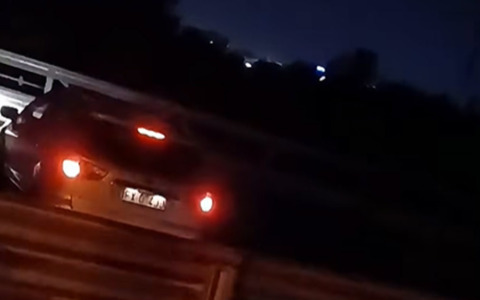 Camionista ferma un’auto contromano sull’asse mediano di Napoli