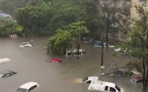 Bangkok allagata, traffico bloccato e residenti evacuati