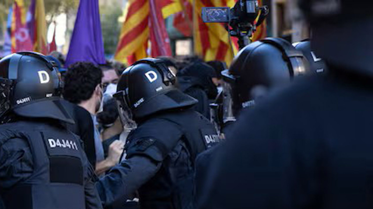 Barcellona, polizia separa cortei opposti durante la festa nazionale della Catalogna