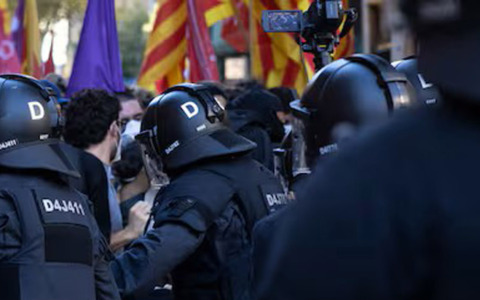 Barcellona, polizia separa cortei opposti durante la festa nazionale della Catalogna