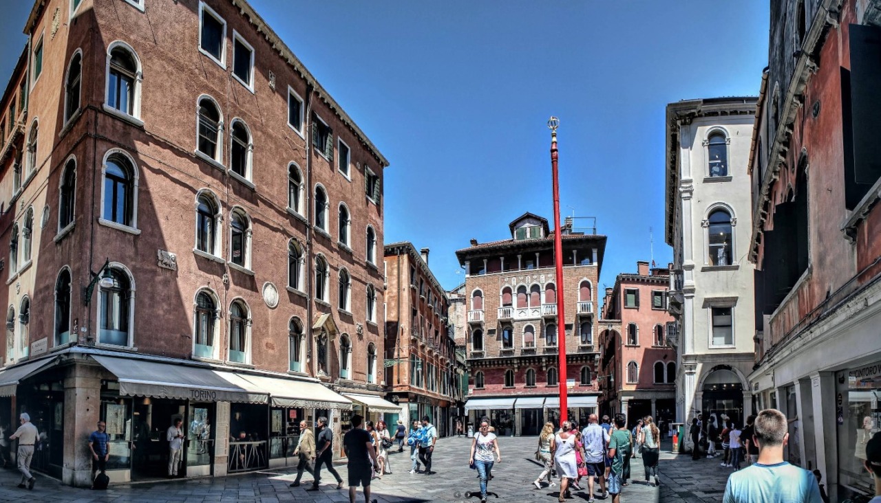 Veneziana scambiata per borseggiatrice aggredita e filmata da un gruppo di turisti