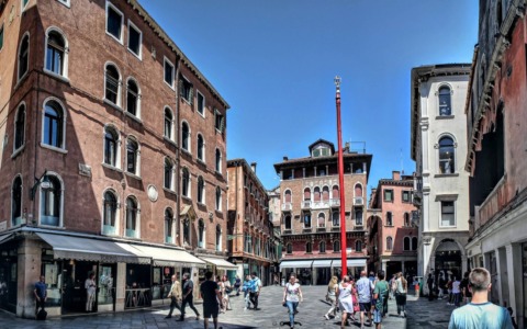 Veneziana scambiata per borseggiatrice aggredita e filmata da un gruppo di turisti