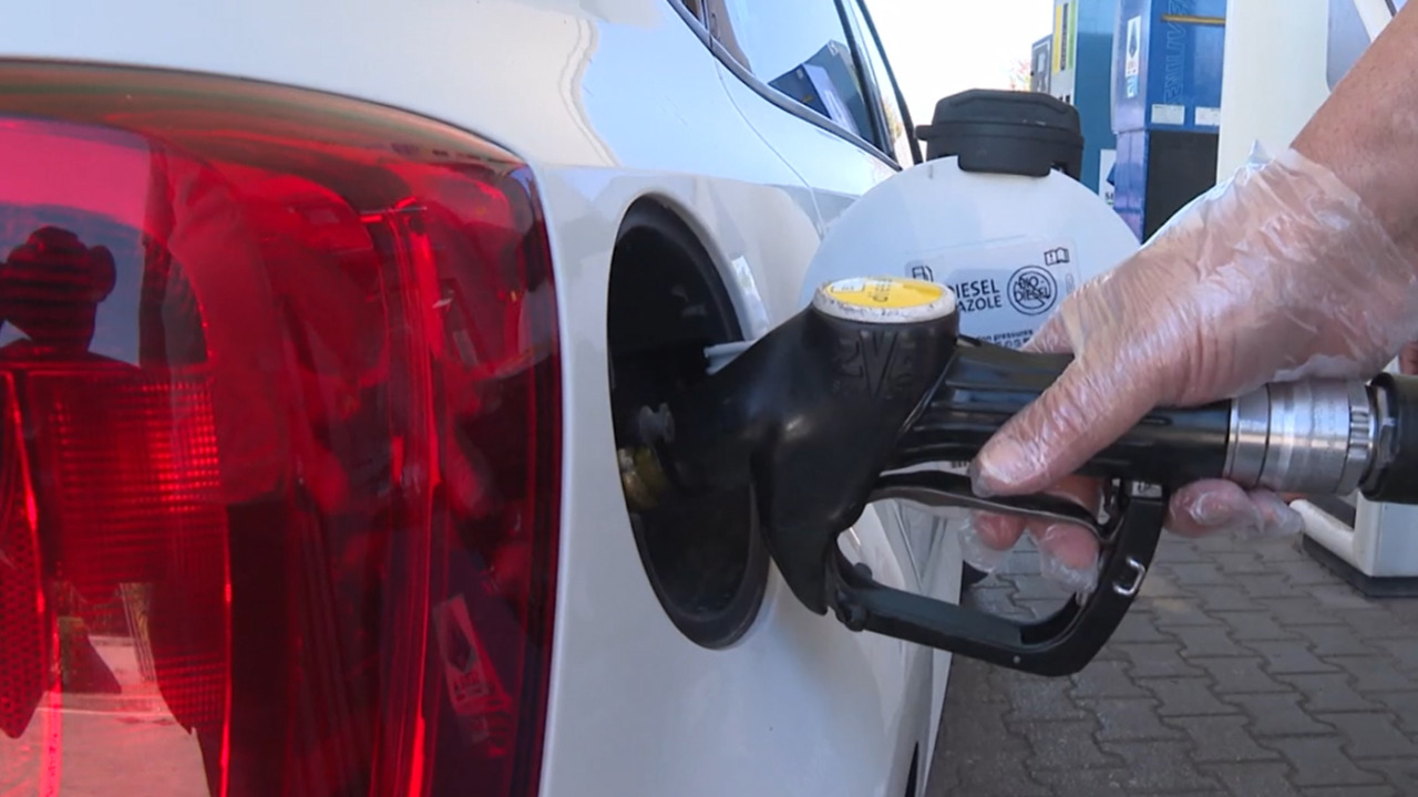 Carburanti, dopo il price cap (2.19 diesel, 1.99 benzina) di Eni e Ip, protestano i benzinai indipendenti