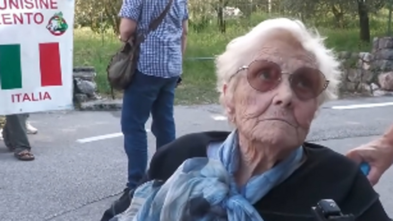 Carmen, 90 anni, in piazza contro il raduno neofascista