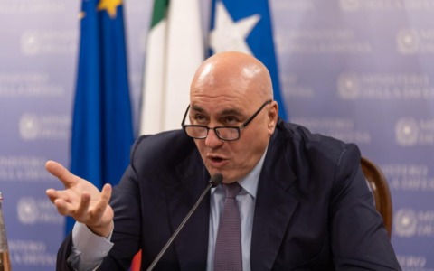 Crosetto accelera: “Pronti a usare la marina militare per far passare i nostri mercantili da Bab el Mandeb”