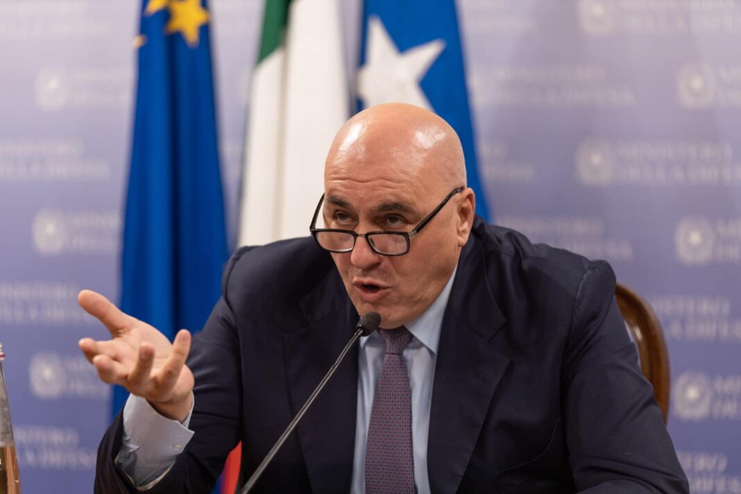 Crosetto accelera: “Pronti a usare la marina militare per far passare i nostri mercantili da Bab el Mandeb”