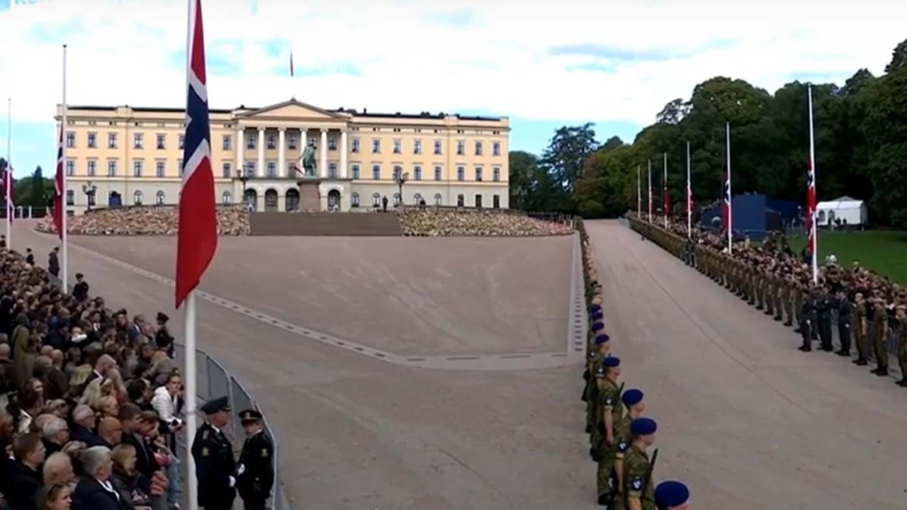 Oslo saluta Harald V, migliaia in corteo per il funerale
