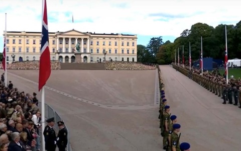 Oslo saluta Harald V, migliaia in corteo per il funerale