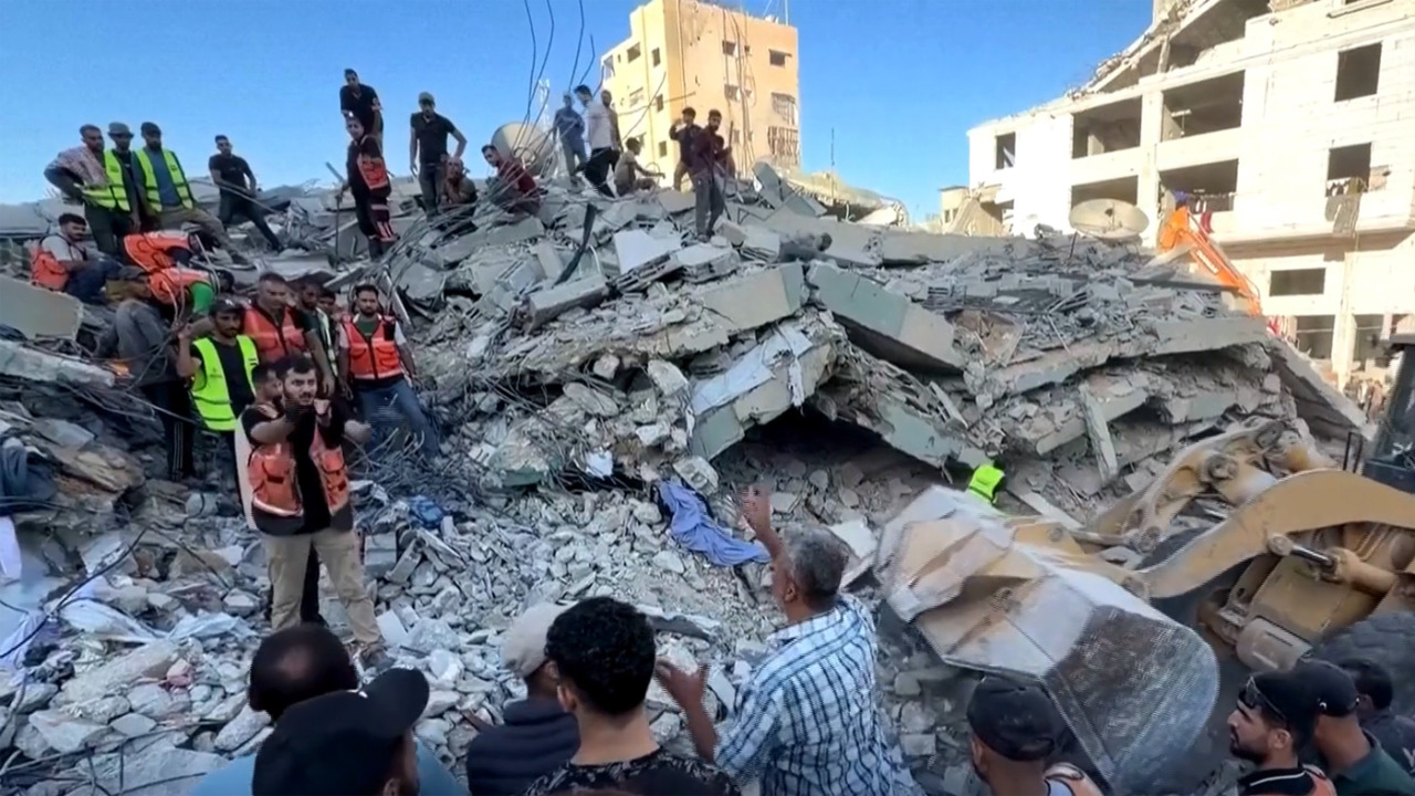 Edificio crolla a Gaza, 14 morti e decine di dispersi
