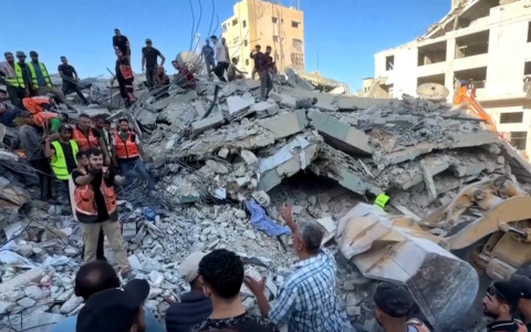 Edificio crolla a Gaza, 14 morti e decine di dispersi
