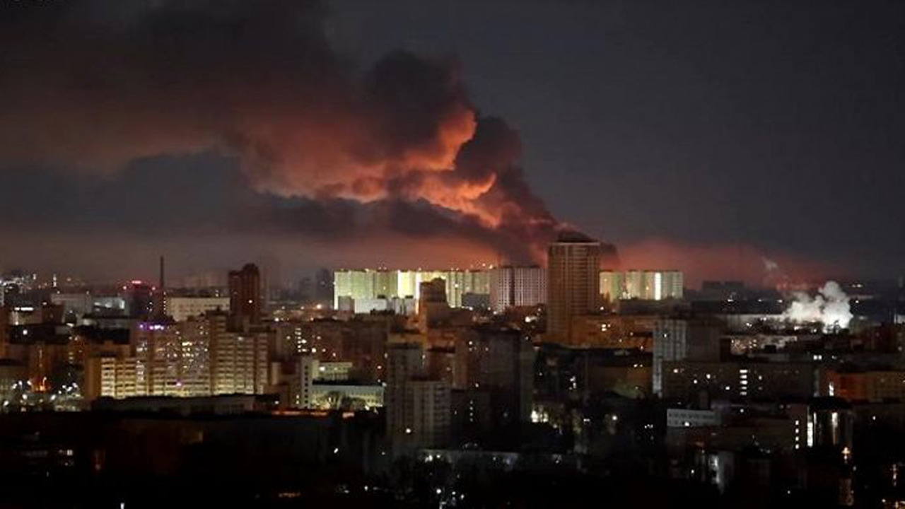 Attacco notturno su Kiev, incendi e danni nella capitale