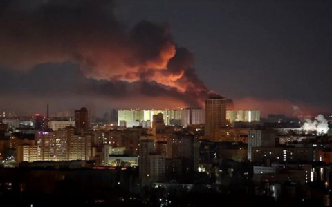 Attacco notturno su Kiev, incendi e danni nella capitale