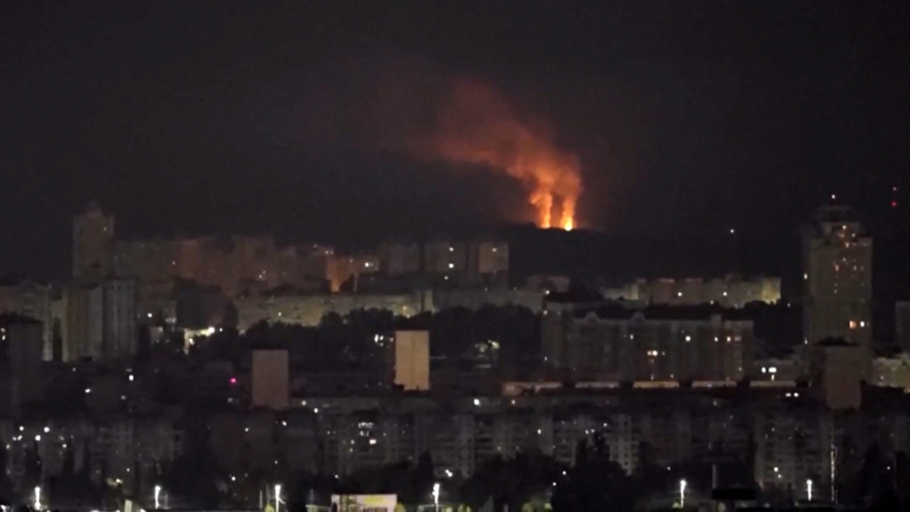 Missili e bombe su Kiev, incendi e blackout: 2 morti tra cui un bambino e 4 feriti