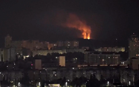 Missili e bombe su Kiev, incendi e blackout: 2 morti tra cui un bambino e 4 feriti