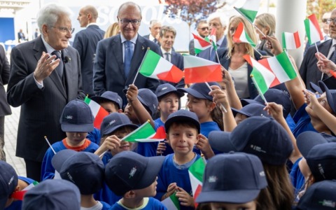 Mattarella: “No ai ghetti, la scuola deve unire”. Anche i vescovi: “Nessuno escluso”