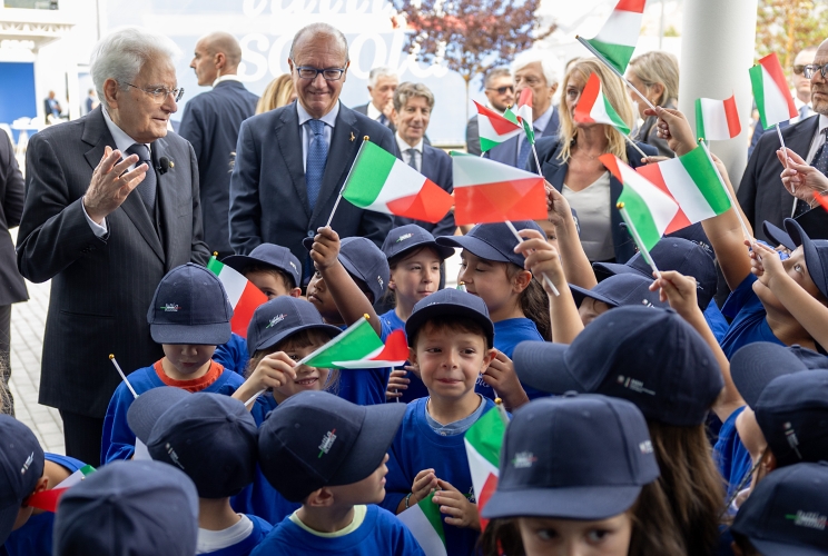 Mattarella: “No ai ghetti, la scuola deve unire”. Anche i vescovi: “Nessuno escluso”