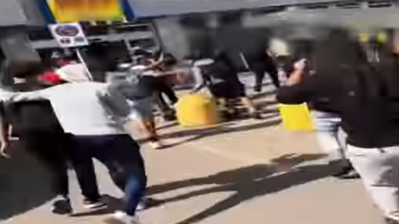 Fuori da scuola saccheggiano supermercato, razzia ripresa per i social network